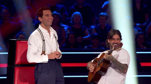 Mika improvisa una desternillante canci&oacute;n para conquistar a M&oacute;nica&hellip; &iexcl;pero ella le rechaza!