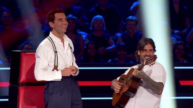 Mika improvisa una desternillante canción para conquistar a Mónica… ¡pero ella le rechaza!