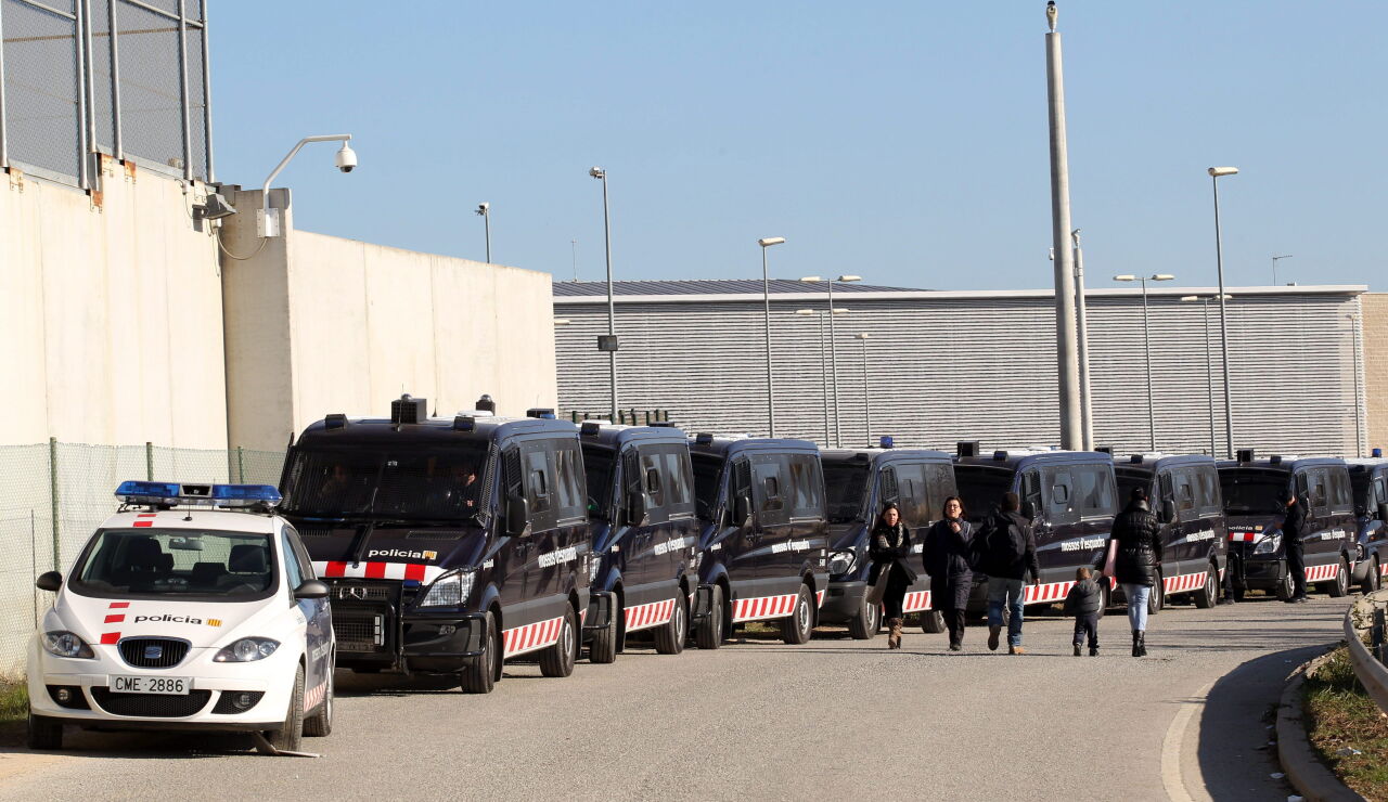Archivo de un dispositivo policial a las puertas del centro penitenciario de Quatre Camins (Barcelona)