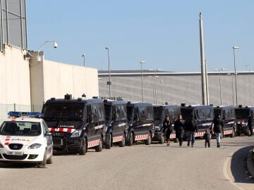 Archivo de un dispositivo policial a las puertas del centro penitenciario de Quatre Camins (Barcelona)