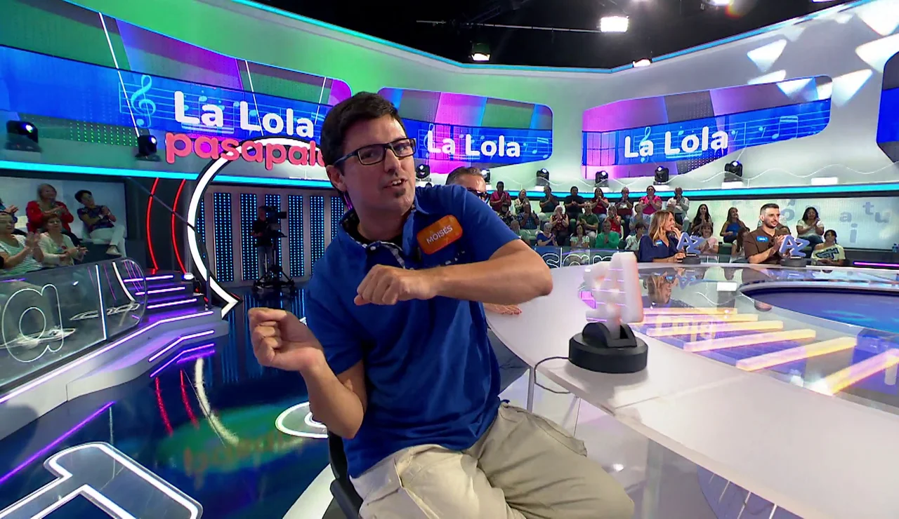 Moisés, implacable en La Pista… aunque con su propia versión de ‘La Lola’ de Café Quijano