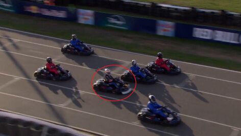 Max Verstappen se enfrenta a 100 karts en Silverstone