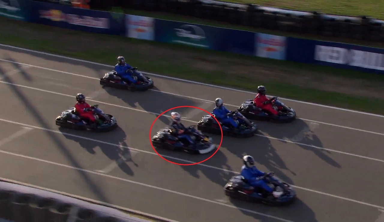 Max Verstappen se enfrenta a 100 karts en Silverstone