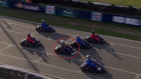 Max Verstappen se enfrenta a 100 karts en Silverstone Max Verstappen se enfrenta a 100 karts en Silverstone