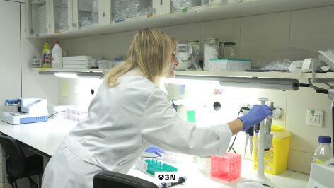 Cient&iacute;fica en el laboratorio