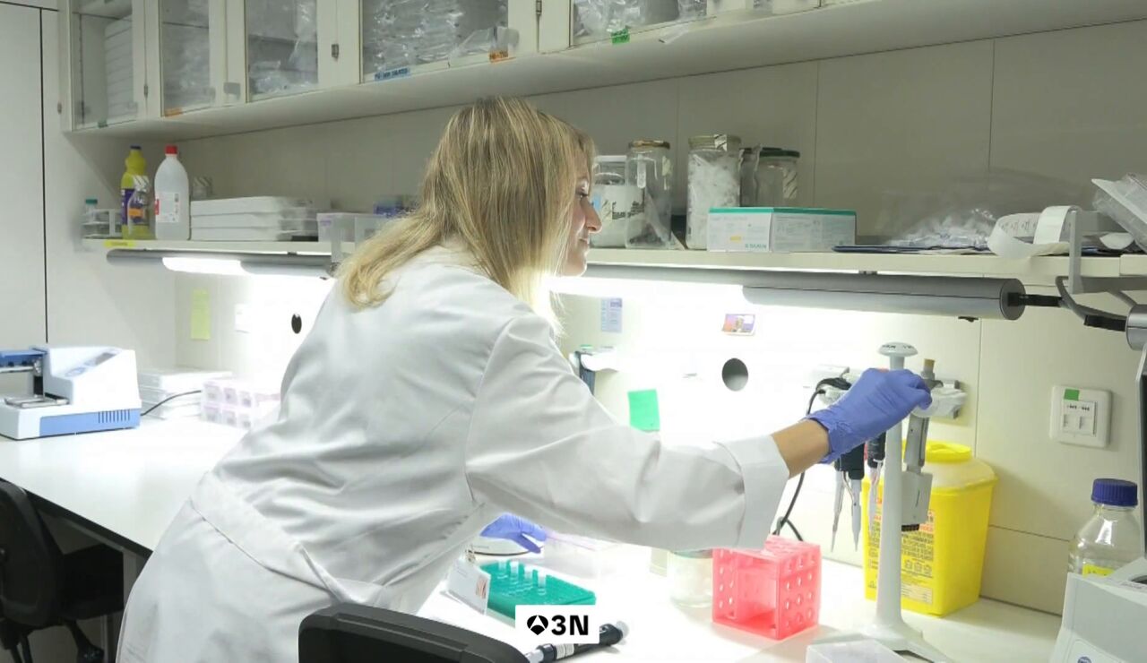 Cient&iacute;fica en el laboratorio