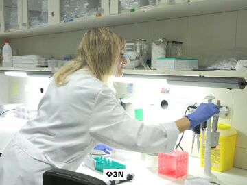 Cient&iacute;fica en el laboratorio