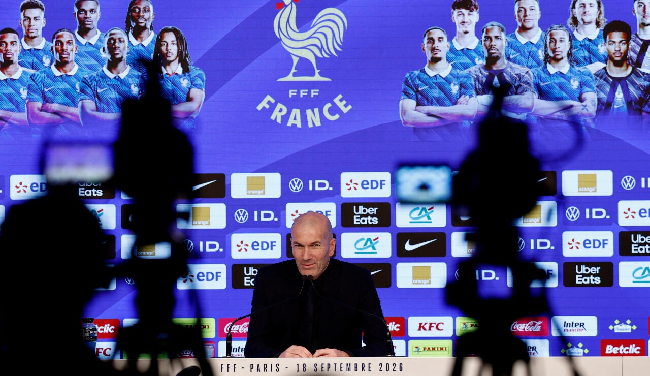 Zidane atiende a los medios en la rueda de prensa en Par&iacute;s