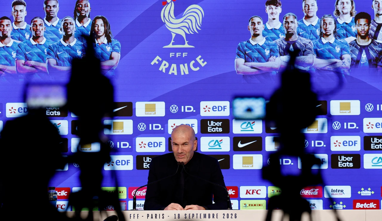 Zidane atiende a los medios en la rueda de prensa en París