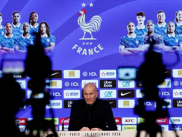 Zidane atiende a los medios en la rueda de prensa en París Zidane atiende a los medios en la rueda de prensa en París