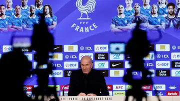 Zidane atiende a los medios en la rueda de prensa en París Zidane atiende a los medios en la rueda de prensa en París