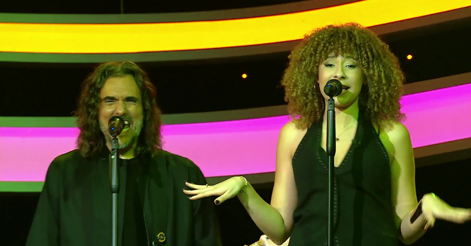 La banda de La ruleta de la suerte noche se lleva una ovación del plató tras interpretar a Taylor Swift