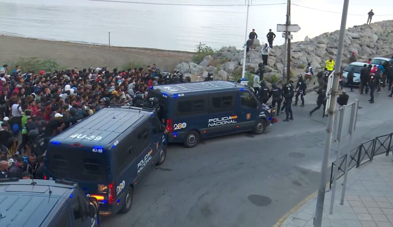 Acceso de los migrantes al campamento del Puerto en Ceuta
