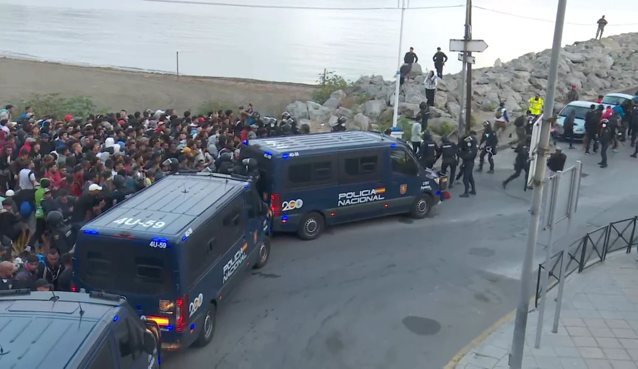 Acceso de los migrantes al campamento del Puerto en Ceuta