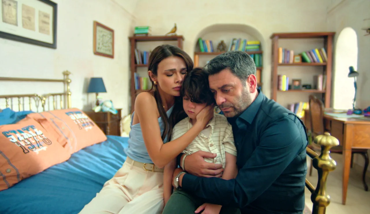 Cihan Deniz entra en pánico al escuchar a Sadakat hablar del divorcio de Alya y Cihan