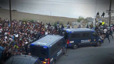 Caos durante el traslado al campamento del puerto