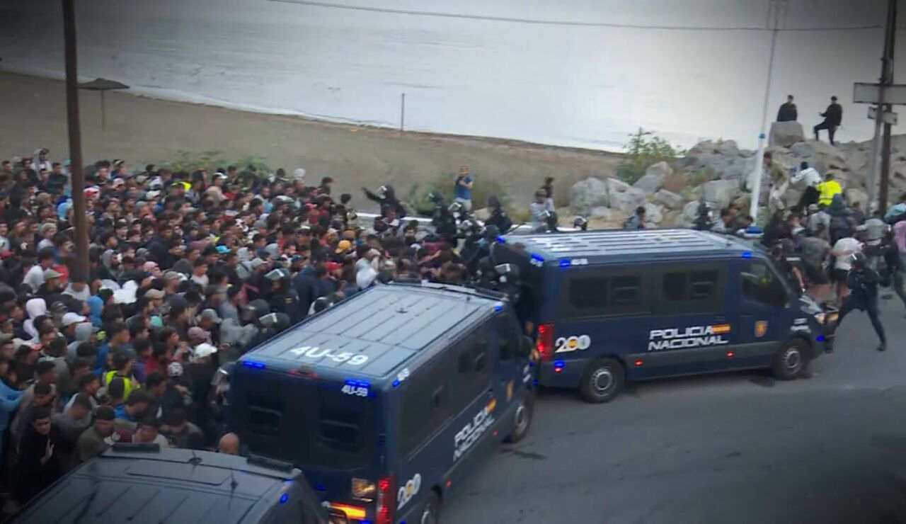 Caos durante el traslado al campamento del puerto