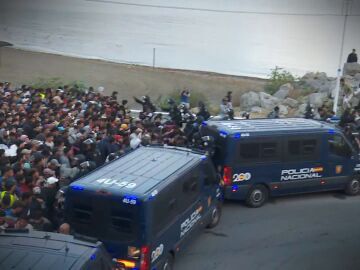 Caos durante el traslado al campamento del puerto