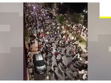 Las ca&oacute;ticas im&aacute;genes del traslado de migrantes al campamento del Puerto de Ceuta