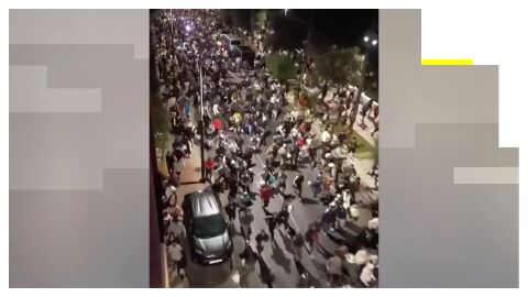 Las ca&oacute;ticas im&aacute;genes del traslado de migrantes al campamento del Puerto de Ceuta