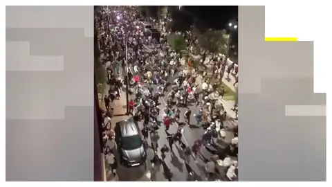 Las caóticas imágenes del traslado de migrantes al campamento del Puerto de Ceuta Las caóticas imágenes del traslado de migrantes al campamento del Puerto de Ceuta