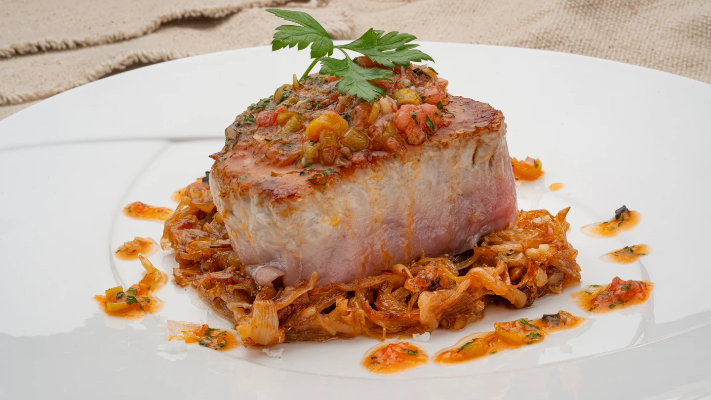 El exquisito bonito con compota de cebolla preparado por Joseba Arguiñano y Paula Leitón El exquisito bonito con compota de cebolla preparado por Joseba Arguiñano y Paula Leitón