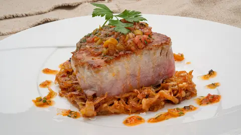 El exquisito bonito con compota de cebolla preparado por Joseba Arguiñano y Paula Leitón El exquisito bonito con compota de cebolla preparado por Joseba Arguiñano y Paula Leitón