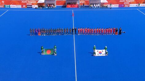 Los jugadores de Banglad&eacute;s y Corea del Sur antes del partido en los Juegos Asi&aacute;ticos