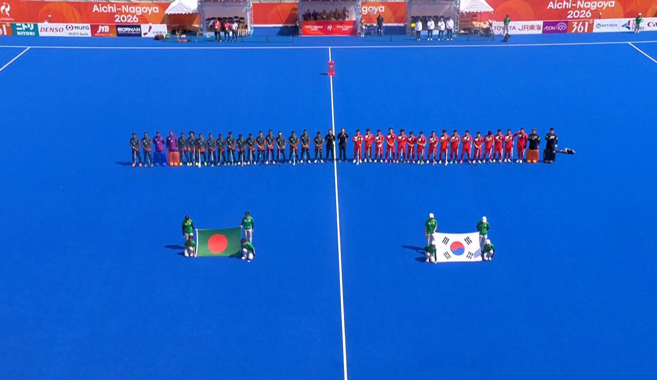 Los jugadores de Banglad&eacute;s y Corea del Sur antes del partido en los Juegos Asi&aacute;ticos