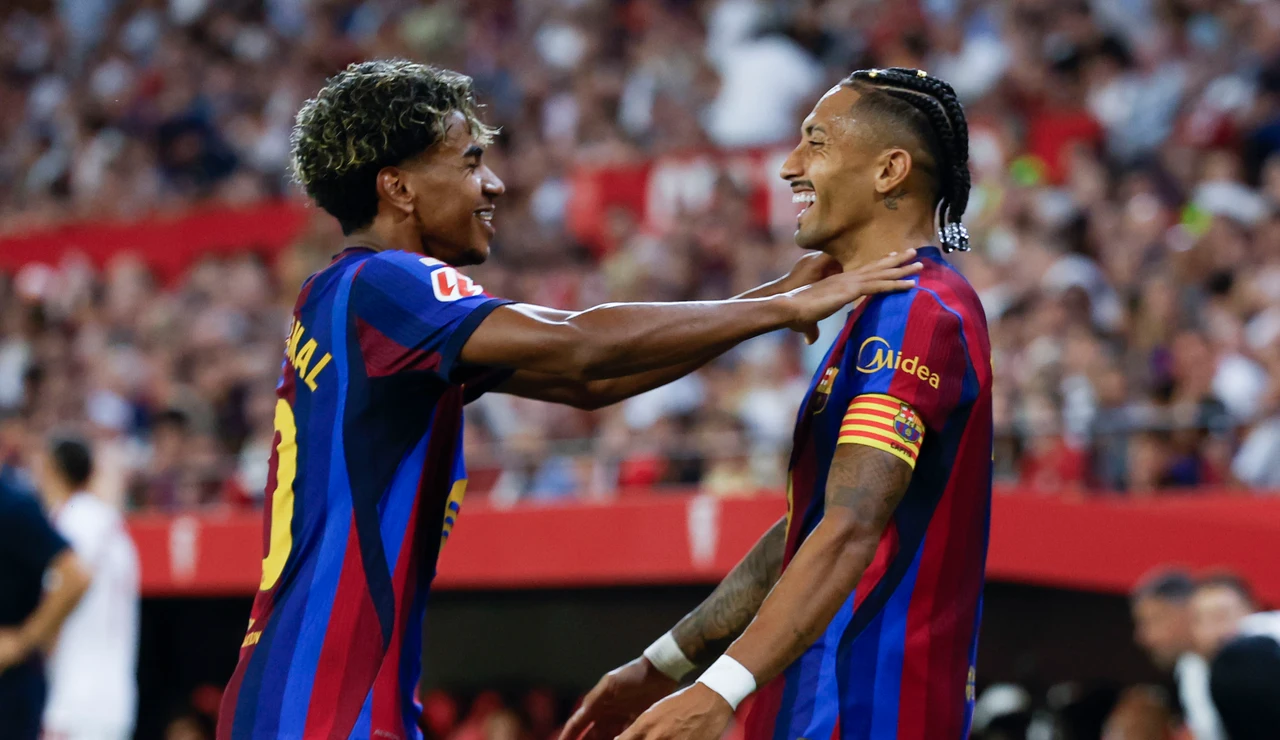 Raphinha celebra con Lamine uno de sus tres goles