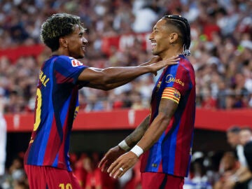 Raphinha celebra con Lamine uno de sus tres goles