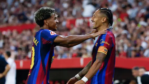 Raphinha celebra con Lamine uno de sus tres goles Raphinha celebra con Lamine uno de sus tres goles
