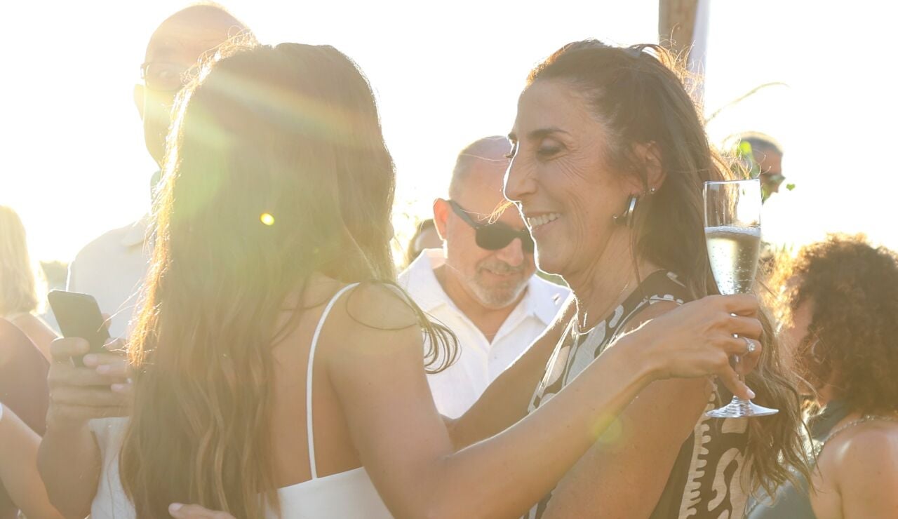 Paz Padilla con su hija Anna Ferrer en la preboda de la influencer