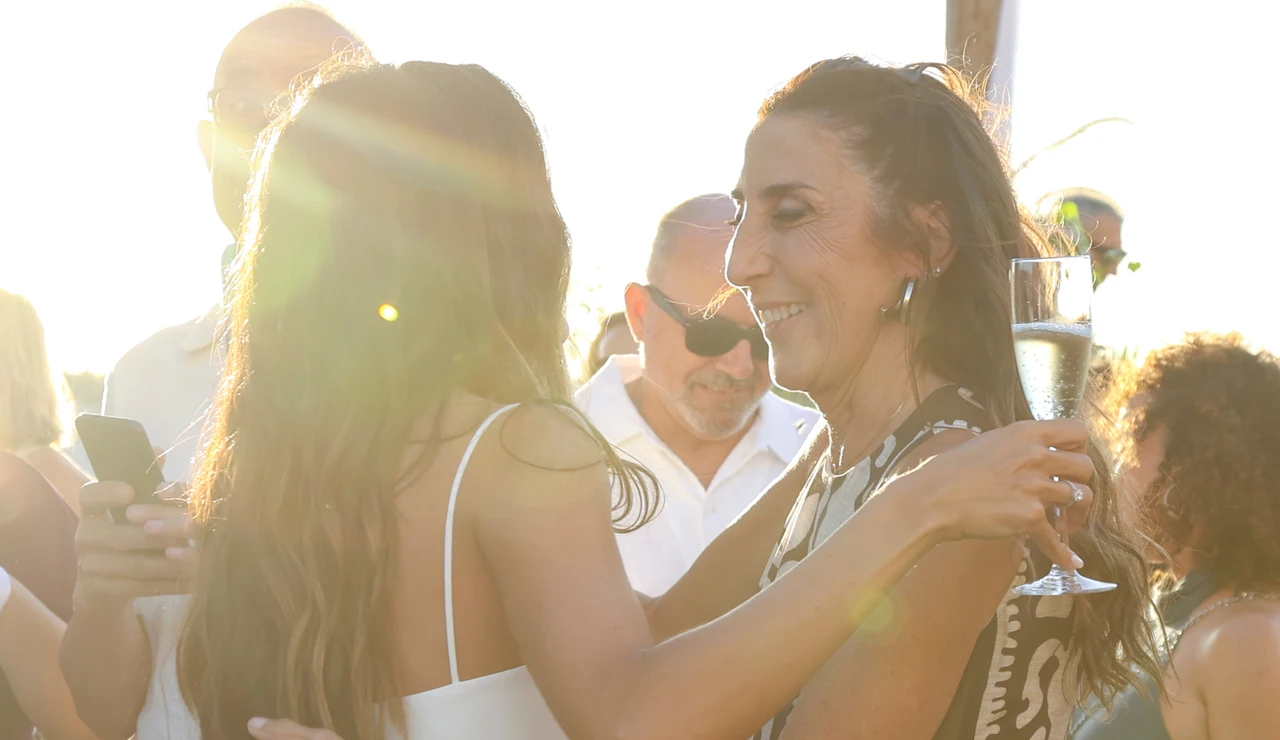 Paz Padilla con su hija Anna Ferrer en la preboda de la influencer
