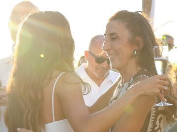 Paz Padilla con su hija Anna Ferrer en la preboda de la influencer