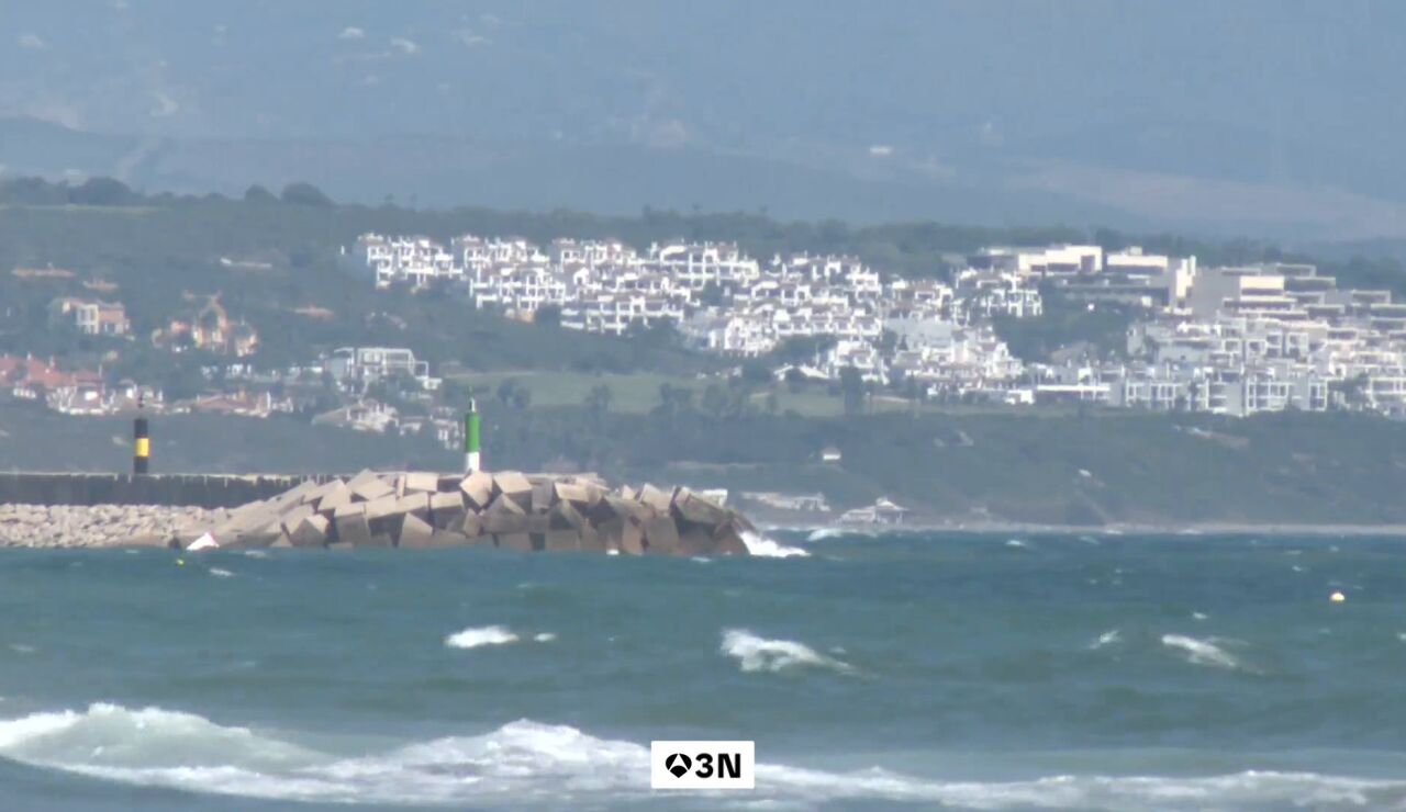 El Ej&eacute;rcito refuerza la vigilancia en la bah&iacute;a de C&aacute;diz en plena crisis migratoria