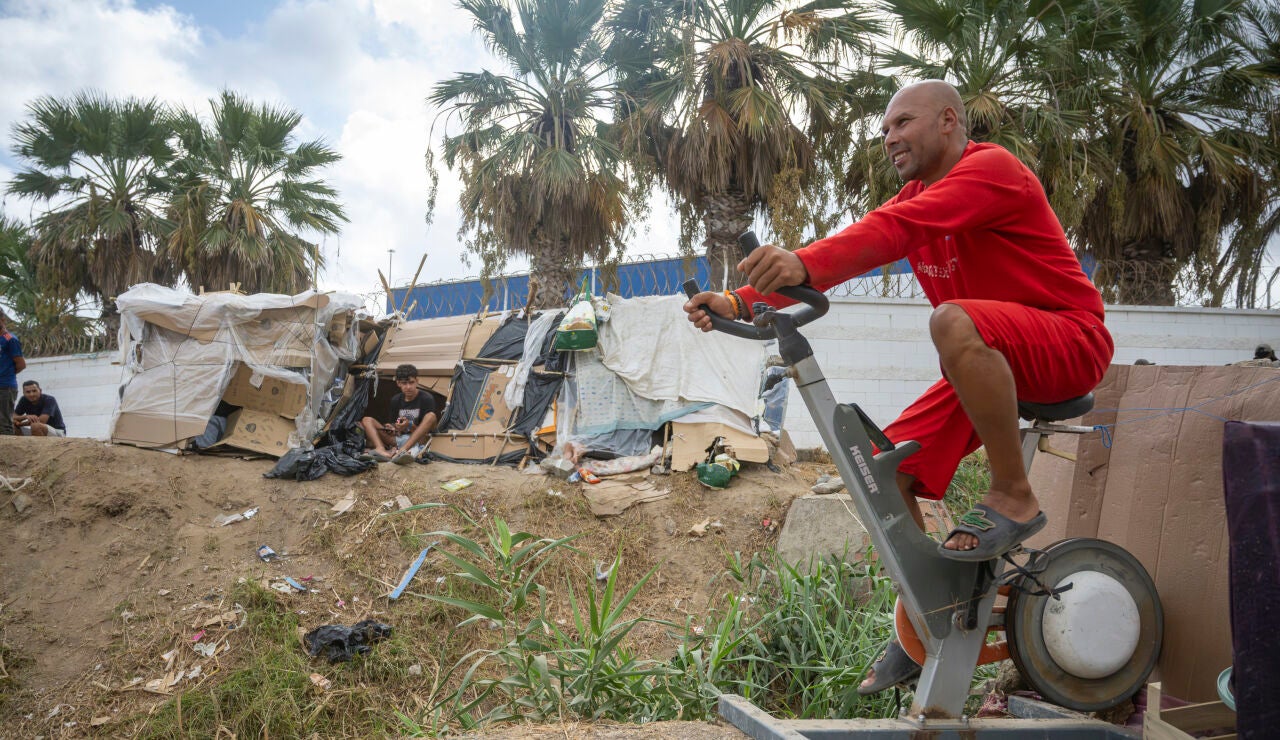 Imagen de un inmigrante en la playa del Trampol&iacute;n, Ceuta