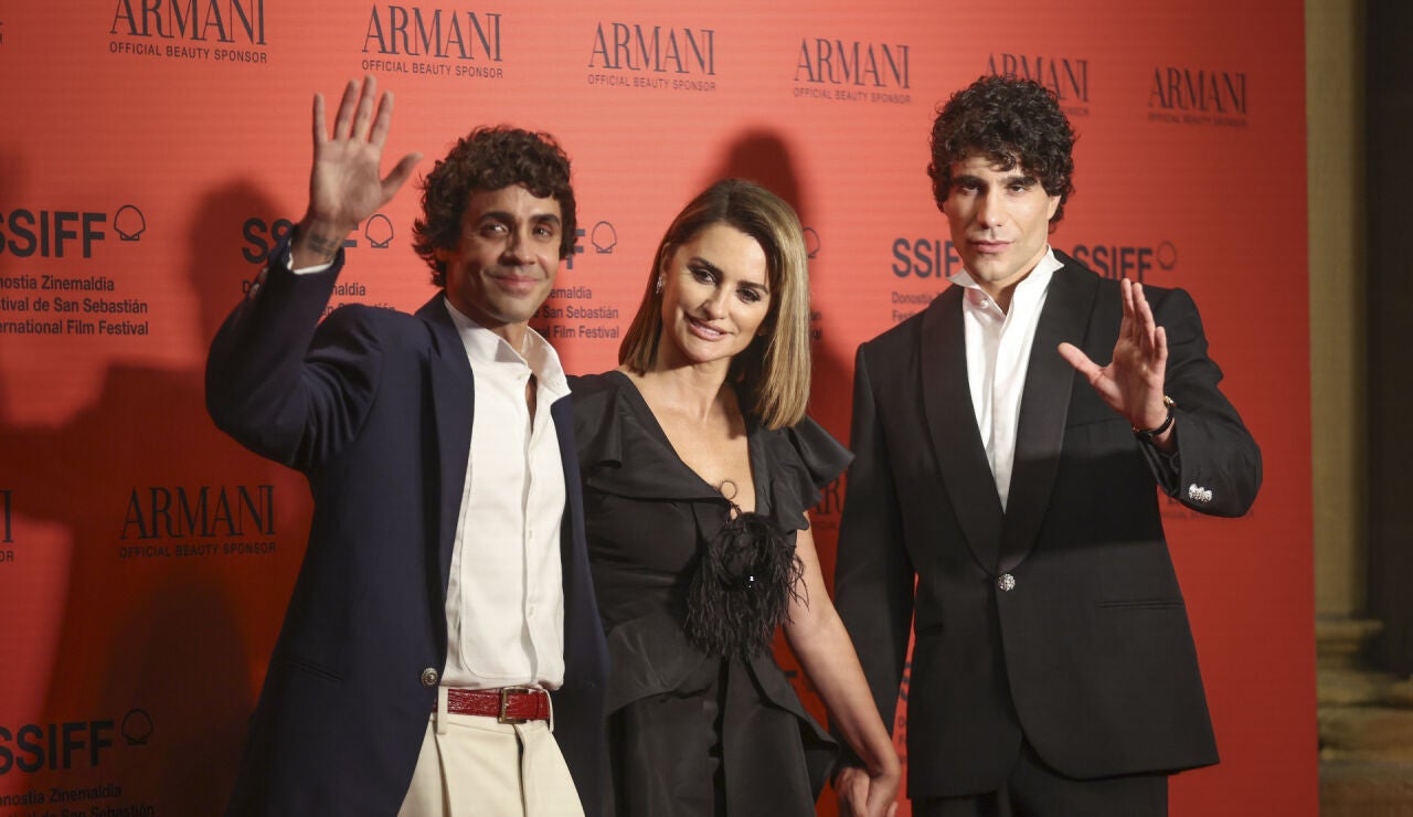 Javier Calvo y Javier Ambrossi junto a Pen&eacute;lope Cruz en el Festival de San Sebasti&aacute;n 