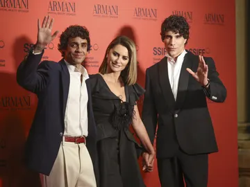 Javier Calvo y Javier Ambrossi junto a Penélope Cruz en el Festival de San Sebastián Javier Calvo y Javier Ambrossi junto a Penélope Cruz en el Festival de San Sebastián