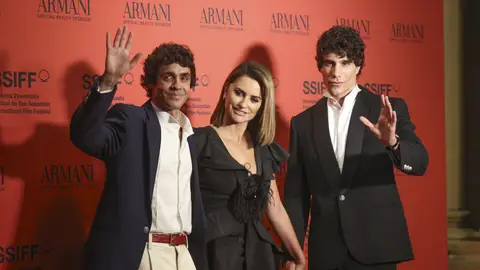 Javier Calvo y Javier Ambrossi junto a Penélope Cruz en el Festival de San Sebastián Javier Calvo y Javier Ambrossi junto a Penélope Cruz en el Festival de San Sebastián