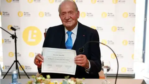Juan Carlos I recibe el Premio Saint-Simon Juan Carlos I recibe el Premio Saint-Simon