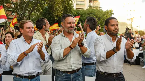 Abascal y Garriga protagonizan un acto de Vox en Barcelona El líder de Vox, Santiago Abascal (c), y el líder de Vox en Catalunya, Ignacio Garriga (d), durante un acto de Vox en la Plaza Marina de Sants, a 18 de septiembre de 2026, en Barcelona, Cataluña (España). Abascal vuelve a Barcelona al comienzo de este curso político tras dos años sin realizar ningún acto público en la capital catalana. 18 SEPTIEMBRE 2026;CATALUÑA;VOX;POLÍTICA;POLÍTICOS; Alberto Paredes / Europa Press 18/09/2026