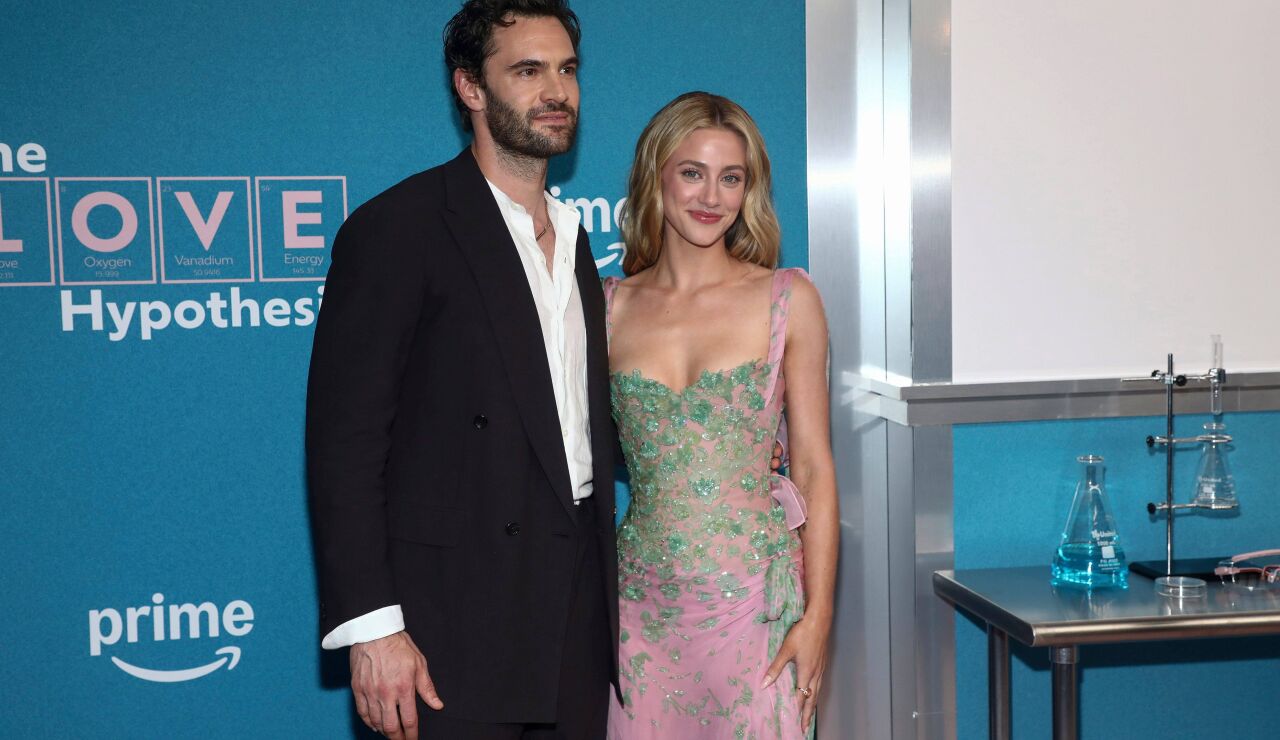 Lili Reinhart y Tom Bateman en La hip&oacute;tesis del amor