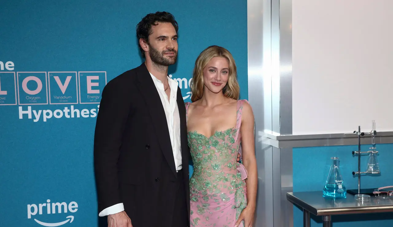 Lili Reinhart y Tom Bateman en La hipótesis del amor
