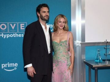 Lili Reinhart y Tom Bateman en La hip&oacute;tesis del amor