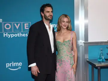 Lili Reinhart y Tom Bateman en La hipótesis del amor Lili Reinhart y Tom Bateman en La hipótesis del amor