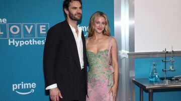 Lili Reinhart y Tom Bateman en La hip&oacute;tesis del amor
