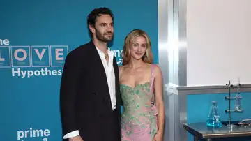 Lili Reinhart y Tom Bateman en La hipótesis del amor Lili Reinhart y Tom Bateman en La hipótesis del amor