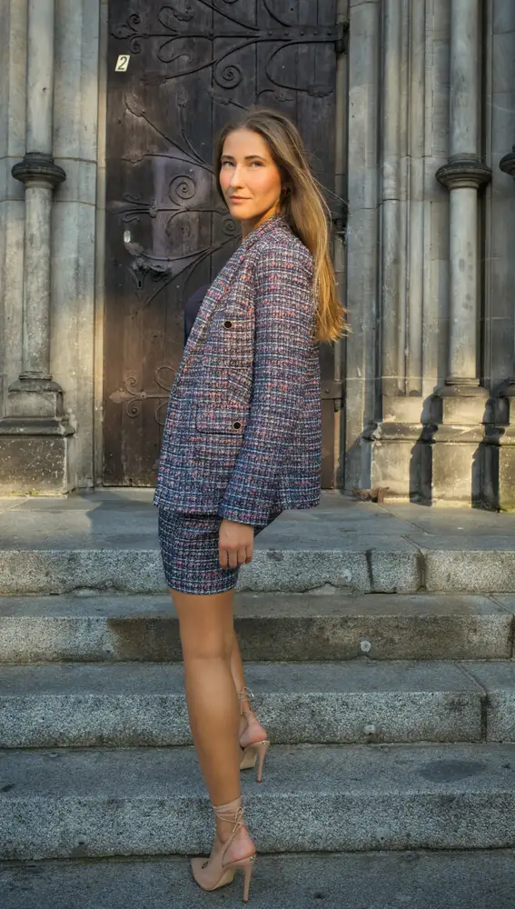 Mujer con un conjunto en tweed Mujer con un conjunto en tweed