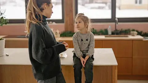 Madre hablando con su hija Madre hablando con su hija